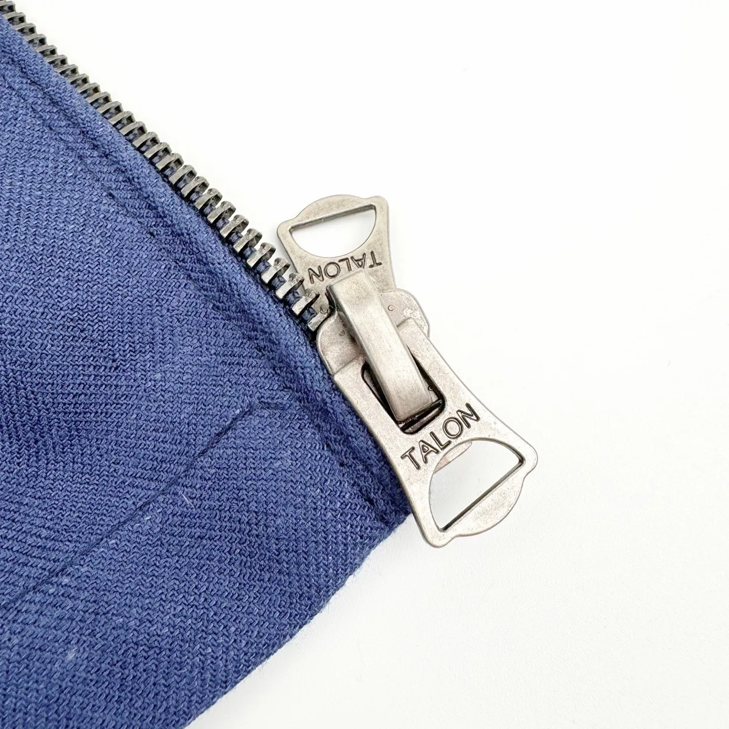 🅿️620 Ralph Lauren pony embroidered reversible jacket (blue). Original purchase and development for RMB 3,990. The fabric is made of custom matte moire taffeta and twill jacquard brocade. Light and tough, smooth drape, comfortable and close to the skin. Quiet dark blue. Elegant style. Twins in one suit. Unlimited style. One side is decorated with twill jacquard brocade. It has its own retro filter, like an old-school gentleman's pocket watch gear. The other side is made of matte moiré taffeta, which brings a sense of relaxed breathing. It has a casual gene and is embellished with exquisite pony logo. It is highly recognizable. The classic stand-up collar is closed with three hidden button tabs. Simplicity controls complexity. The design philosophy hidden in the details. Double-sided style. Hidden old money and slack in one garment. Imported machine embroidery technology is used. Advanced computer control system and sophisticated mechanical components are used to realize the iconic pony embroidery operation with high precision. The lines are smooth and delicate: the template machine opens the bag. The preset template guides the position, shape and size of the bag. The accuracy ensures the quality of the bag opening effect. Ergonomic three-dimensional cutting returns to traditional craftsmanship through segmentation, folding, shrinking and stretching. The so-called slow work and fine work are respect for the material. The pursuit of feel. Complex and tedious workmanship. Slow aging. High loss. The fabrics have been washed. Better hand feel and texture. Not easy to deform and not easy to shrink. Not easy to fade and maintain long-lasting beauty. Size:S-M-L-XL